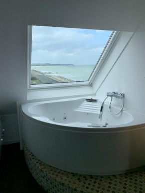DUPLEX AVEC JACUZZI vue imprenable sur la baie de Wissant